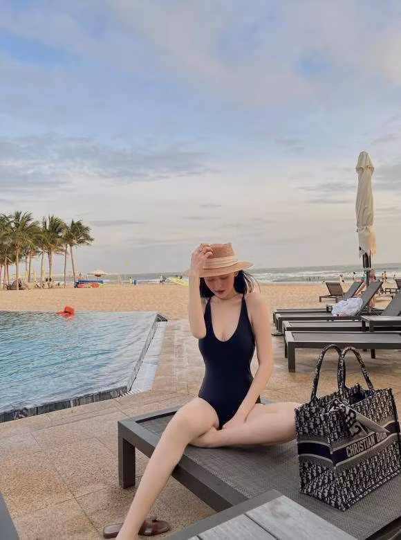 Sau thời gian vắng bóng làng giải trí để chăm lo tổ ấm riêng, á hậu gốc Hà Nội bắt đầu trở lại công việc từ năm 2023.