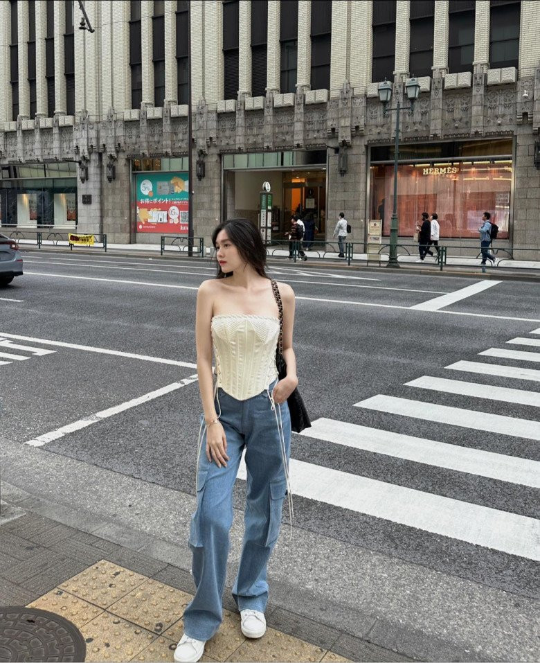 Qua những hình ảnh được mỹ nhân sinh năm 2000 chia sẻ trên mạng xã hội, người hâm mộ nhận thấy cô có cuộc sống sang chảnh, thường xuyên đi du lịch, đến những địa điểm xa hoa, dùng nhiều món hàng hiệu đắt đỏ.