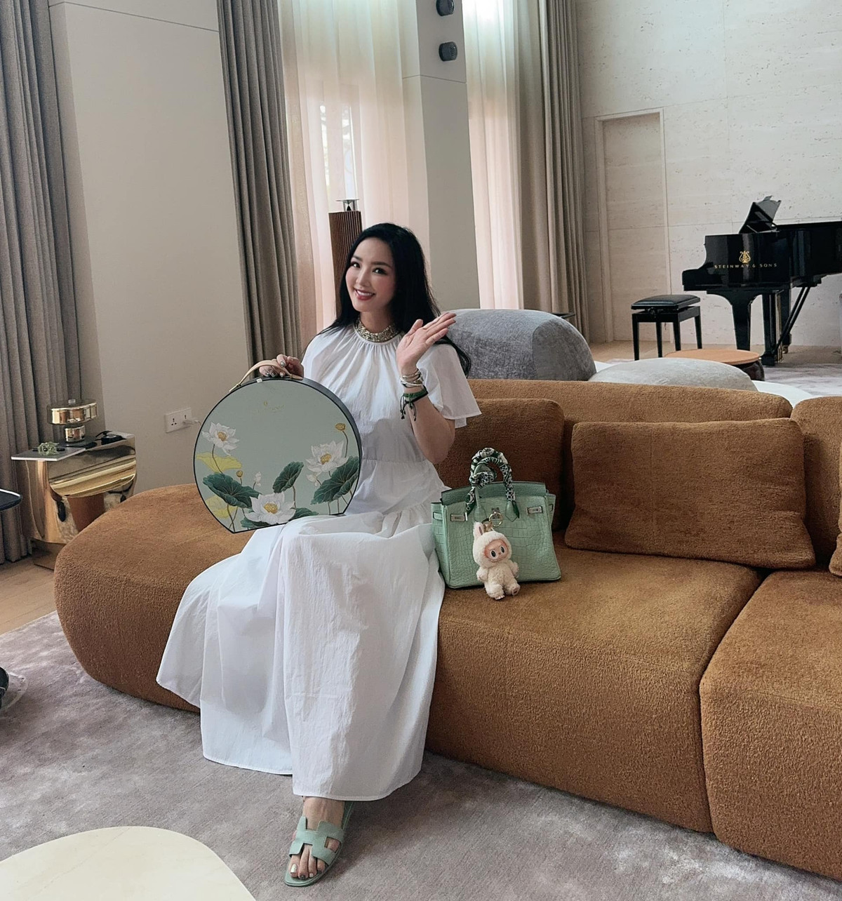 Hoa hậu Giáng My diện đồ trẻ trung đi trà chiều. Ảnh: FB Giang My Nguyen