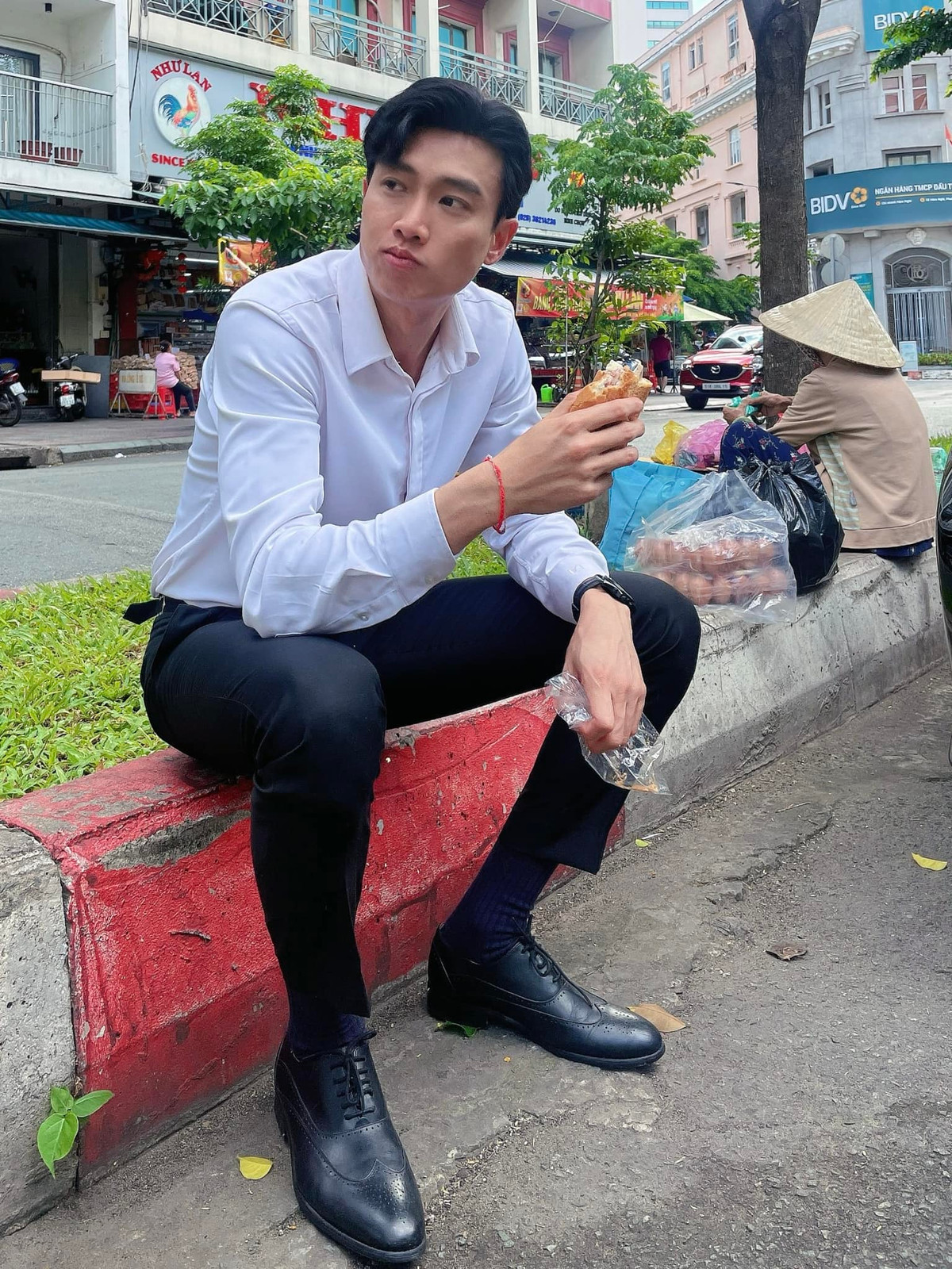 Quốc Trường "thả thính": "Anh không thích drama, chỉ thích bánh mì và em, vì cả hai đều khiến anh no... nhưng một cái no bụng, một cái no tình!". Ảnh: FB Nguyễn Quốc Trường