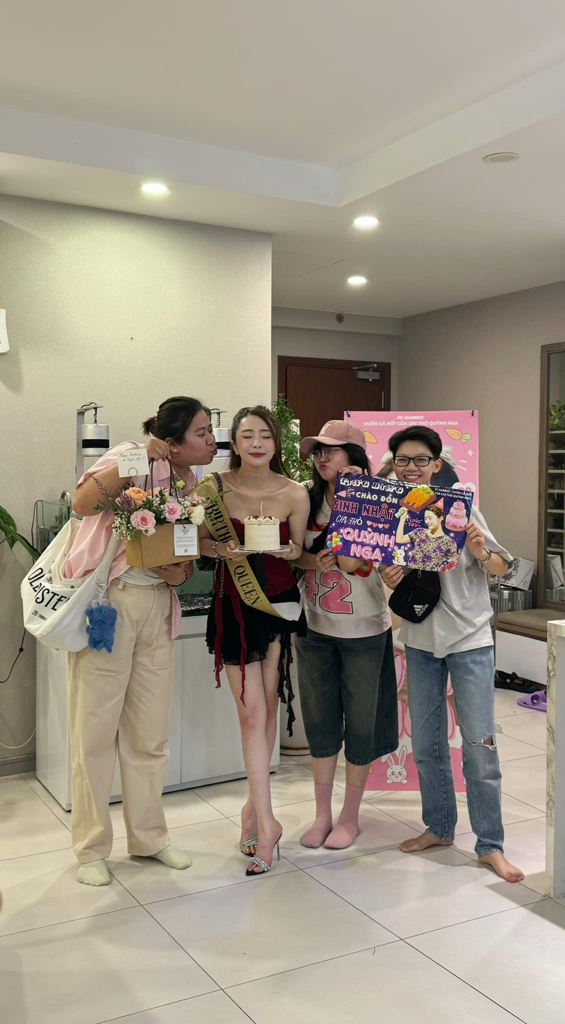 Diễn viên Quỳnh Nga vui vì được "mấy đứa em" tổ chức sinh nhật. Ảnh: FB Phạm Quỳnh Nga