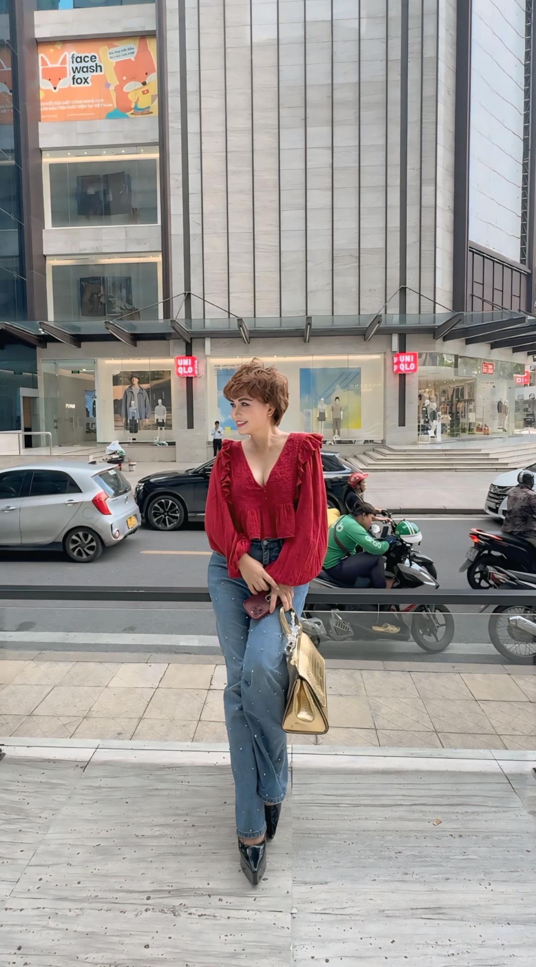 Diễn viên Đào Hoàng Yến trẻ trung xuống phố. Ảnh: FB Đào Hoàng Yến