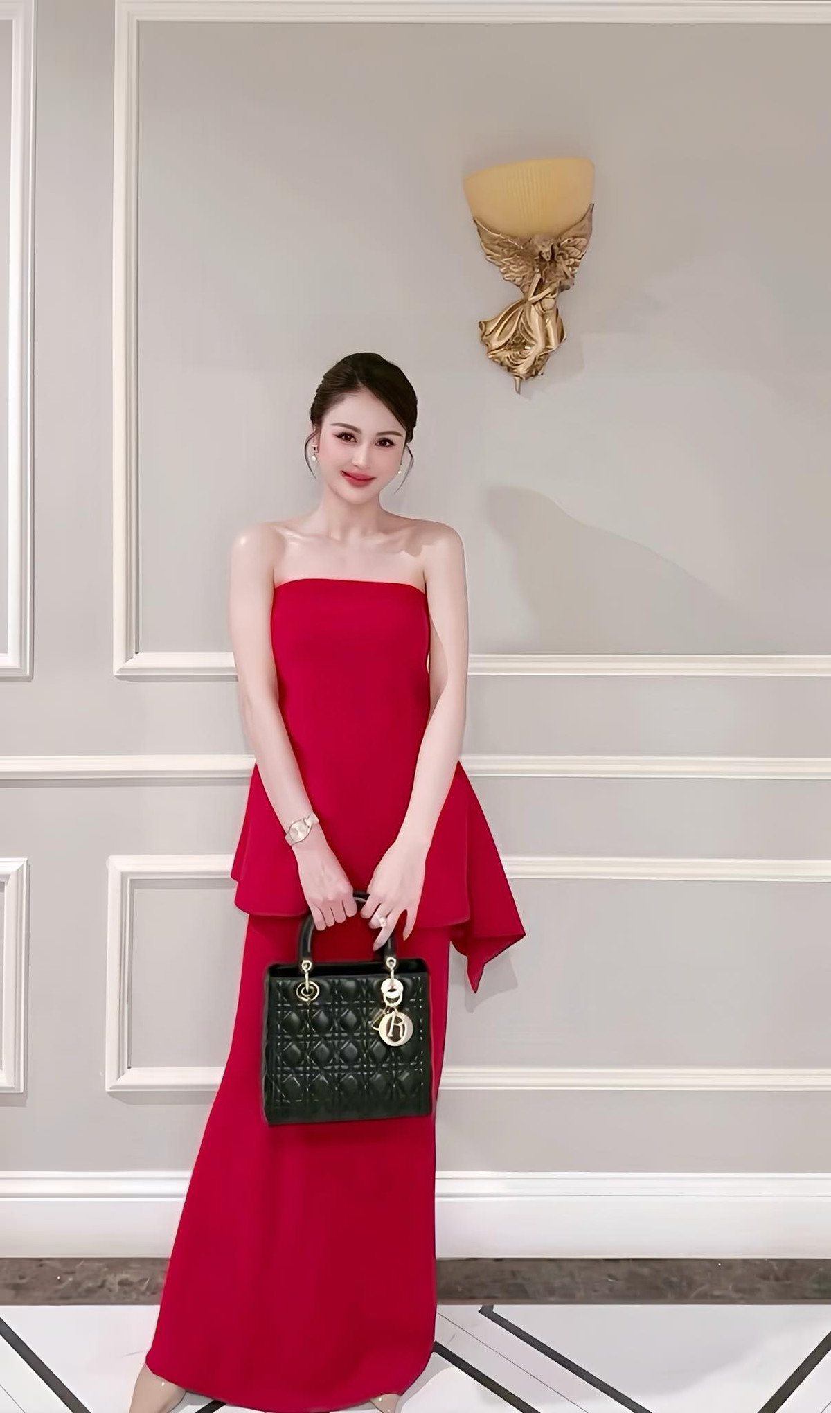 Lương Thu Trang diện váy đỏ dáng dài để lộ bờ vai gầy thon, gợi cảm. Ảnh: FB Lương Thu Trang