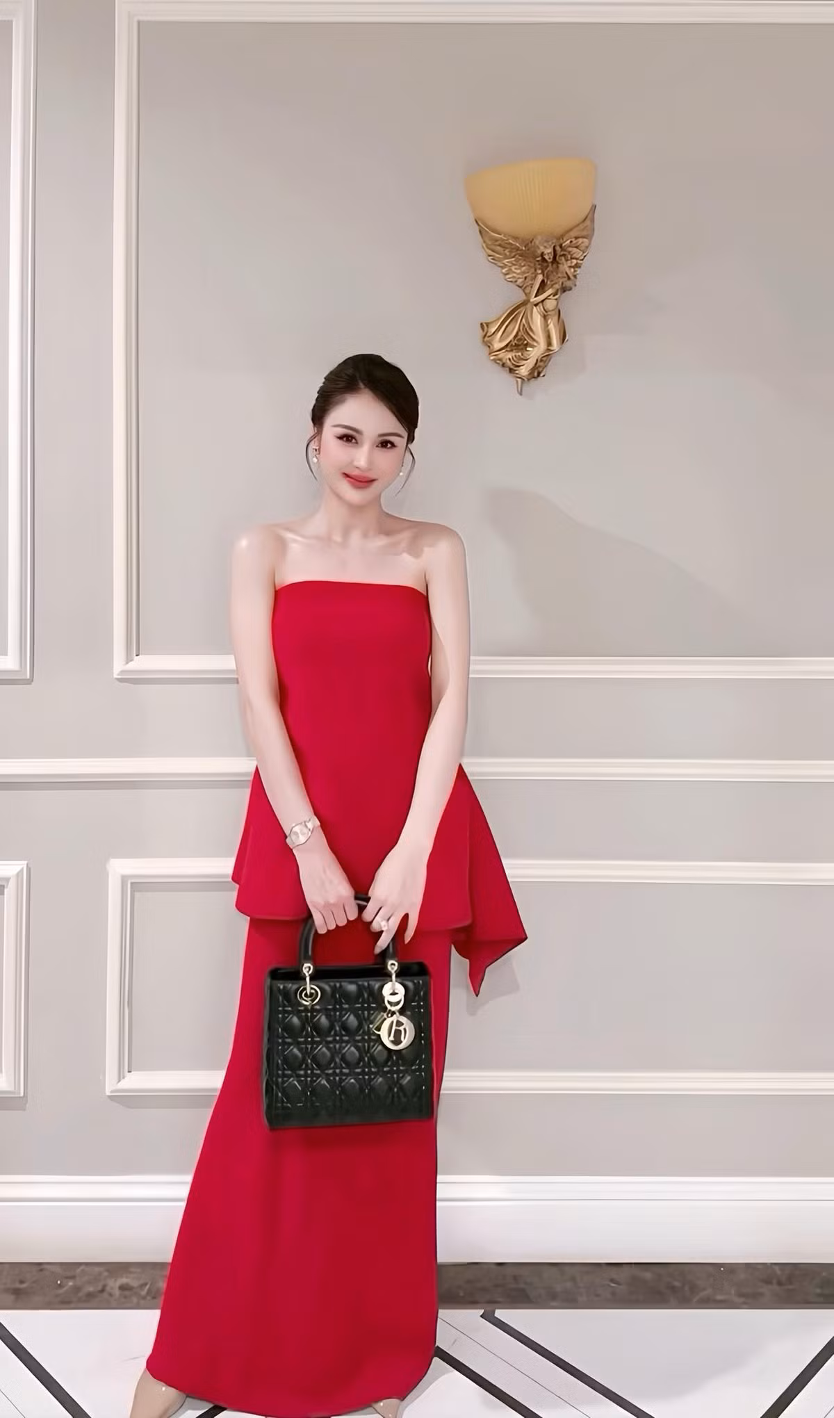 Lương Thu Trang diện váy đỏ dáng dài để lộ bờ vai gầy thon, gợi cảm. Ảnh: FB Lương Thu Trang