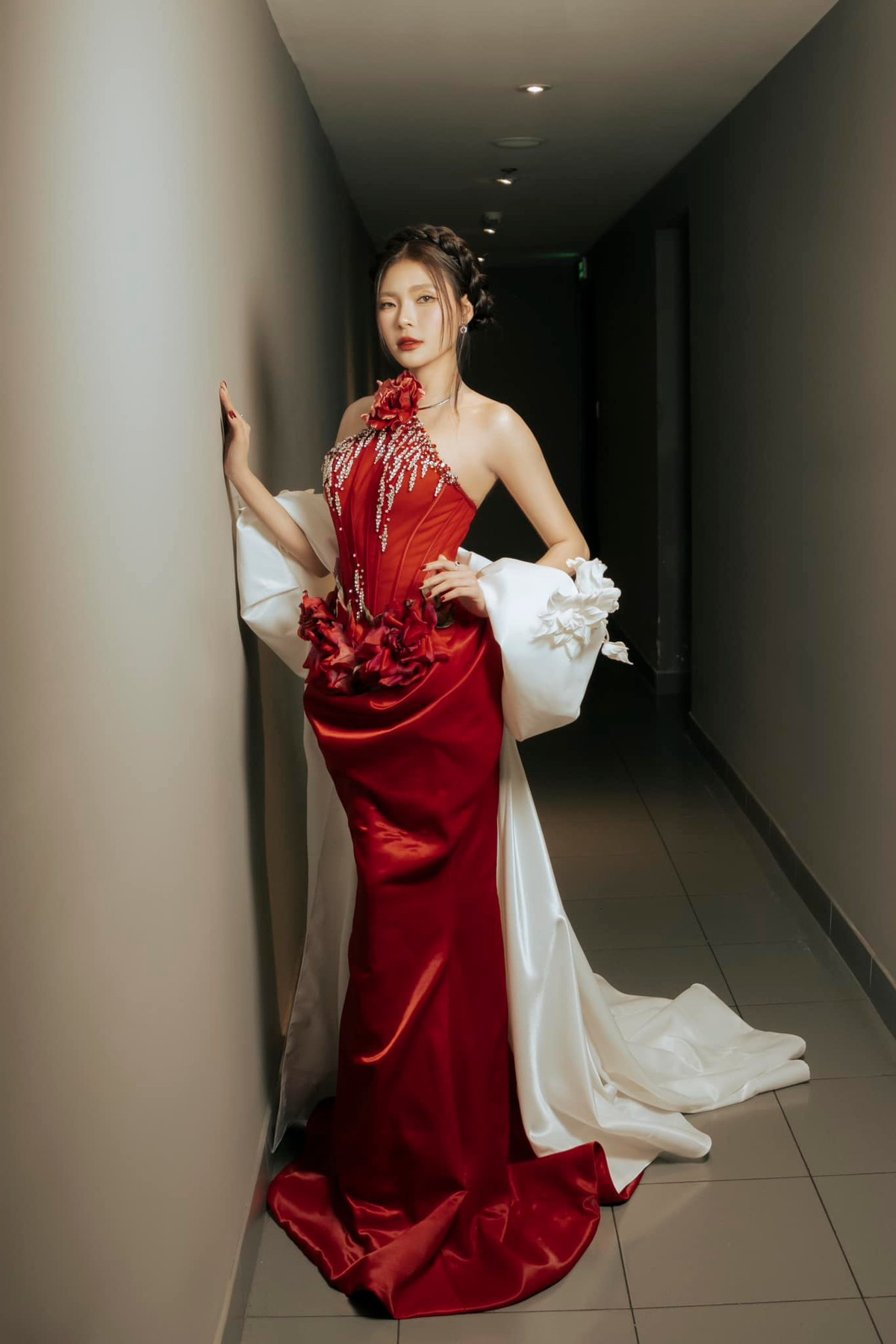 Diễn viên Thuý Diễm diện váy dạ hội đỏ, trắng đẹp kiêu sa. Ảnh: FB Nguyễn Ngọc Thuý Diễm