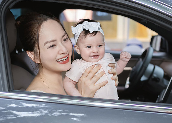 Mặc dù nhận được nhiều lời mời đóng phim nhưng Lan Phương muốn con gái cứng cáp cô mới đi làm lại. (Ảnh: FB Lan Phương)
