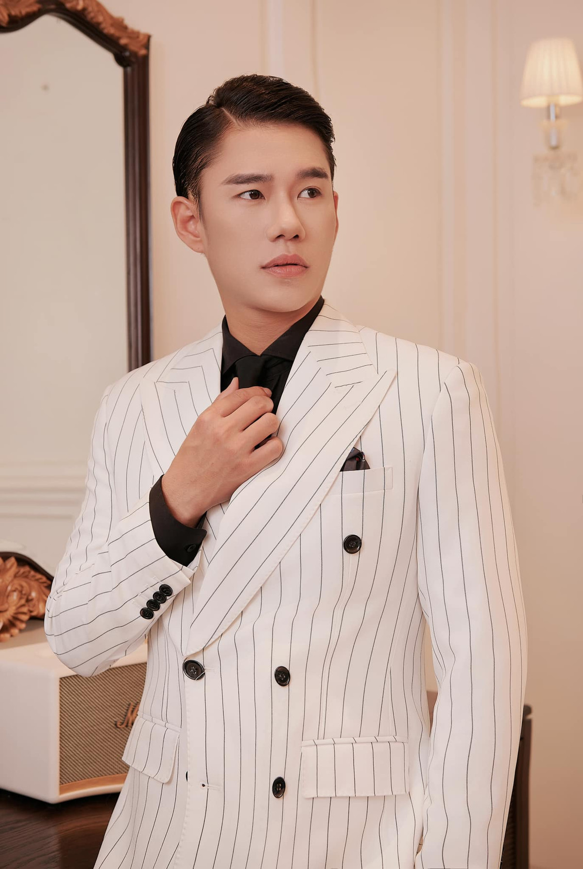 Diễn viên trẻ Minh Hoàng (Hoàng Jacob) 31 tuổi, từng theo học lớp Diễn viên kịch truyền hình tại trường Đại học Sân khấu &amp; Điện ảnh Hà Nội. Minh Hoàng vốn xuất thân là cầu thủ bóng đá và là một người mẫu, nhưng anh lại lựa chọn nghiệp diễn xuất.