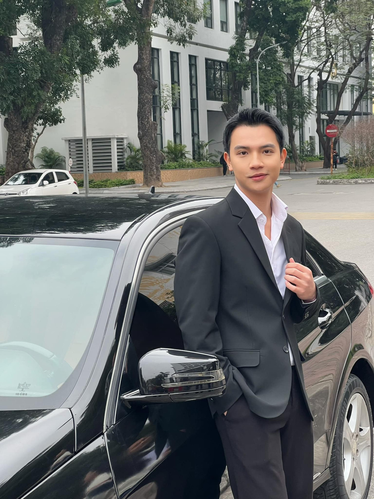 Trên trang cá nhân, nam diễn viên "Những nẻo đường gần xa" thường xuyên đăng tải những hình ảnh điển trai, nhận được nhiều sự quan tâm, khen ngợi từ người hâm mộ.