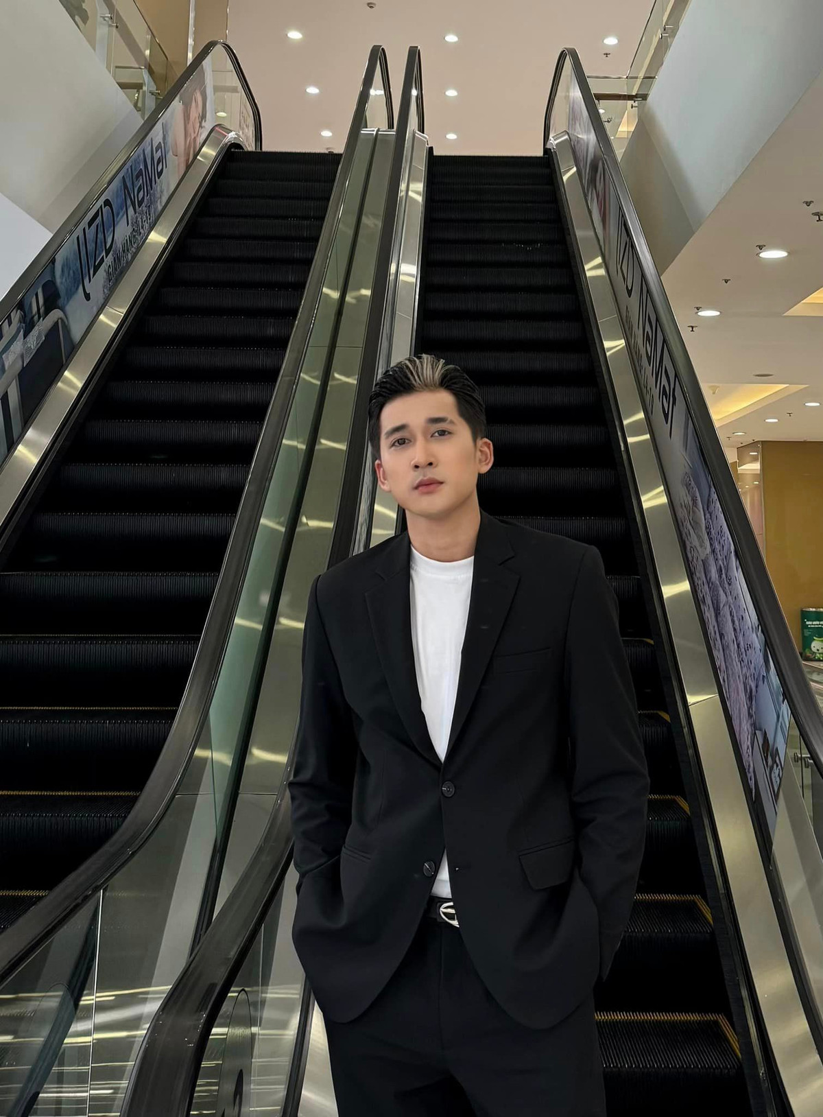 Nam diễn viên trẻ Trần Kiên sinh năm 1998, anh sinh ra trong một gia đình có truyền thống quân đội. Vậy nên, khi Trần Kiên muốn theo đuổi nghệ thuật thì gia đình phản đối rất gay gắt. Anh vẫn quyết tâm thi vào trường Đại học Sân khấu Điện ảnh Hà Nội, tuy nhiên may mắn chưa mỉm cười nên anh đã phải chuyển hướng theo học khoa Tâm lý học trường Đại học Lao động Xã hội.