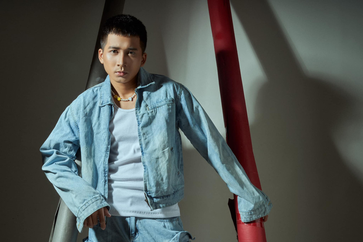 Ngoài đời thực, Trần Kiên có gu thời trang rất cá tính. Trên trang cá nhân, anh chàng thường xuyên chia sẻ những bộ ảnh chất như nước cất của mình khiến trái tim nhiều cô gái rung rinh.