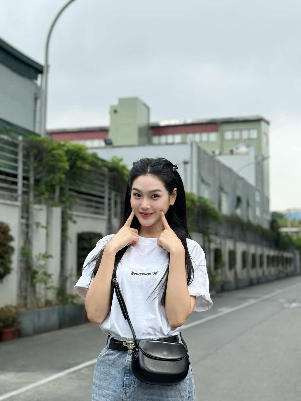 Cù Thị Trà sinh năm 1999, cô sở hữu chiều cao 1m68. Cô gái xứ Thanh mang nét đẹp hiện đại, gương mặt sắc sảo và đặc biệt thu hút người xem với mái tóc dài đen nhánh.