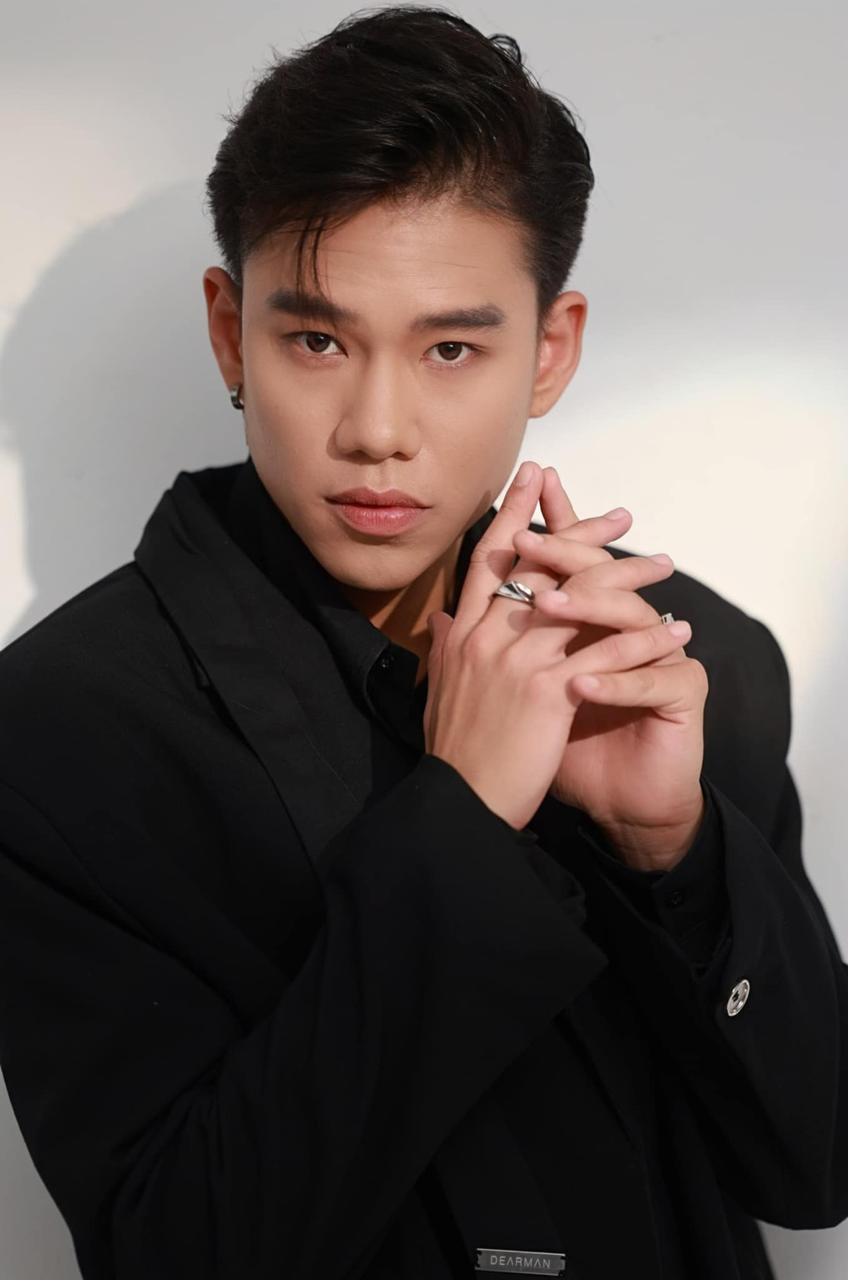 Trước khi xuất hiện trong một số bộ phim của VTV, Minh Hoàng từng giành danh hiệu Ngôi sao thời trang của 2!Magazine, Hoa học trò Icon của Báo Hoa học trò. Năm 2020, Minh Hoàng đã giành giải nhất trong chương trình truyền hình “Quý ông đại chiến” mùa 3 nhờ màn diễn xuất cực kỳ ấn tượng và khéo léo cùng Lâm Vỹ Dạ.