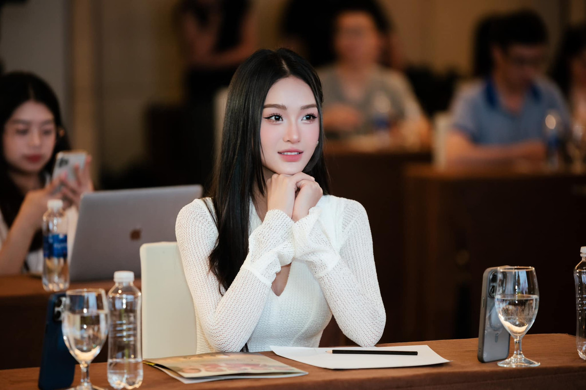 Cù Thị Trà cho biết, cô theo học ngành kế toán tại Đại học Kinh tế Quốc dân và bước vào làng giải trí với vai trò người mẫu tự do. Trước khi bén duyên phim ảnh, cô từng tham gia diễn xuất trong một số MV ca nhạc.