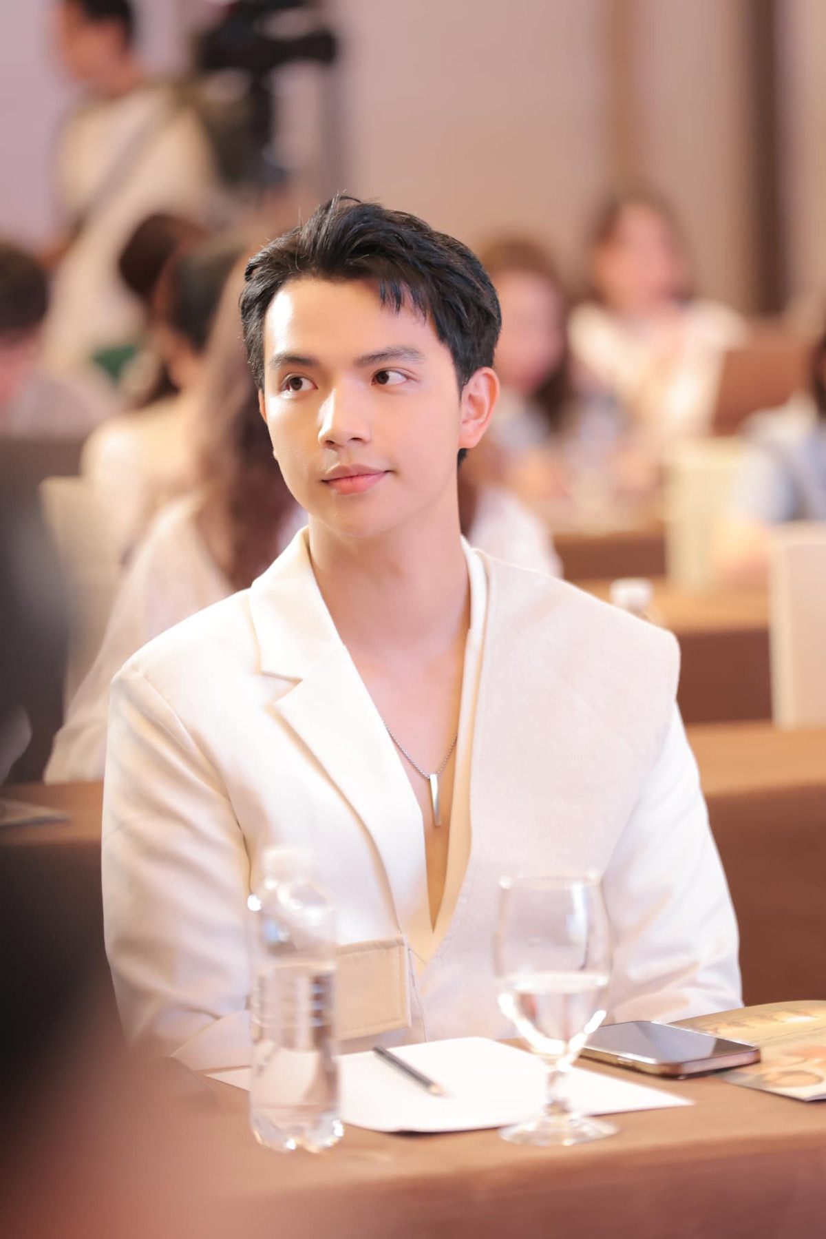 Trần Việt Hoàng sinh năm 1998 tốt nghiệp Đại học Sân khấu - Điện ảnh Hà Nội. Anh là một trong những gương mặt mới qua hai bộ phim "Cuộc đời vẫn đẹp sao" và "Cuộc chiến không giới tuyến".