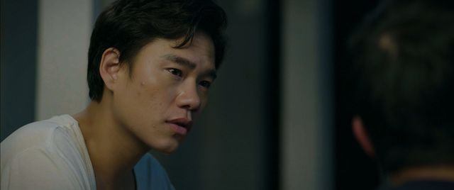 Minh Hoàng đảm nhận vai Hùng. Cha mẹ sớm qua đời, Hùng một tay nuôi em khôn lớn. Cuộc sống của Hùng luôn xoay quanh người em trai, xem sứ mệnh lớn nhất của đời mình là bảo vệ, chở che cho em trai.