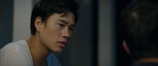 Minh Hoàng đảm nhận vai Hùng. Cha mẹ sớm qua đời, Hùng một tay nuôi em khôn lớn. Cuộc sống của Hùng luôn xoay quanh người em trai, xem sứ mệnh lớn nhất của đời mình là bảo vệ, chở che cho em trai.