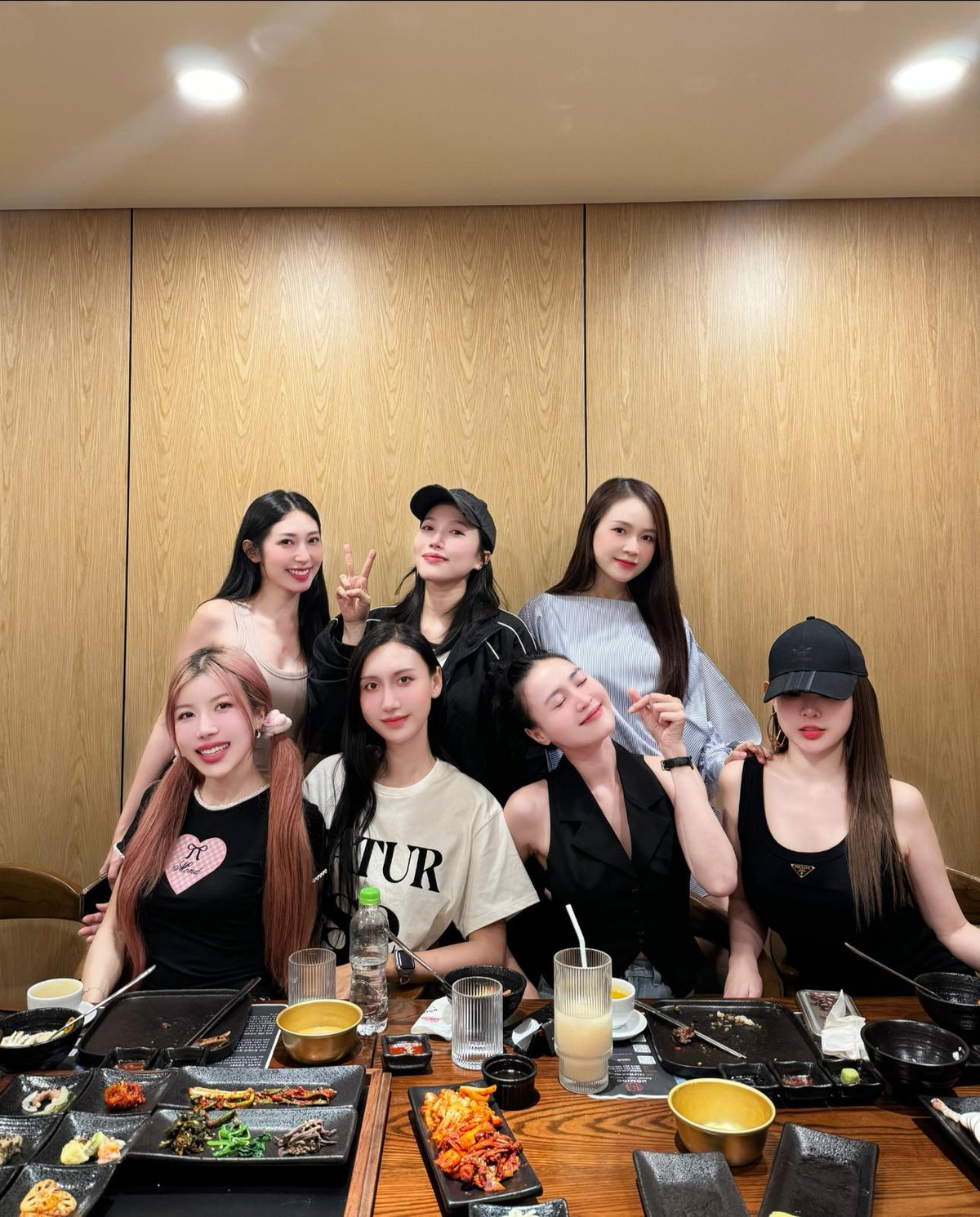 Sam đăng ảnh hội "chị em bạn dì" cứ gặp nhau là vui vẻ. Ảnh: FB Sam