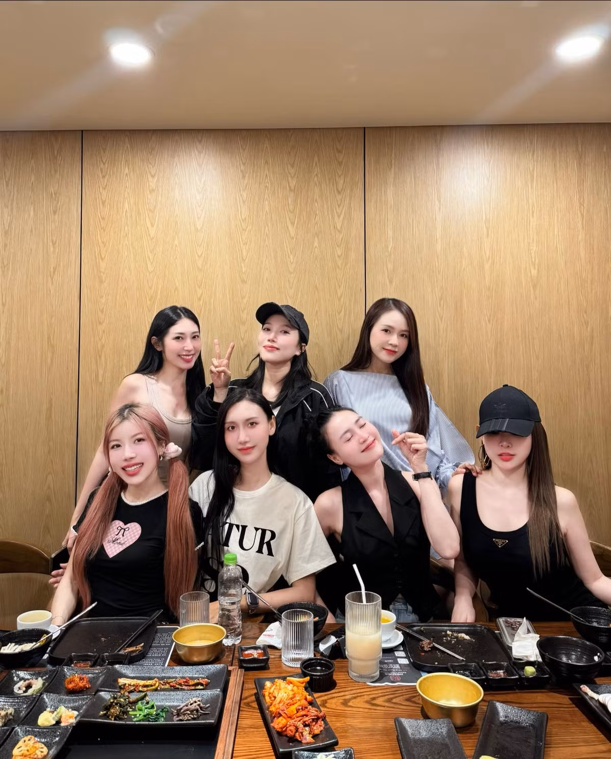 Sam đăng ảnh hội "chị em bạn dì" cứ gặp nhau là vui vẻ. Ảnh: FB Sam