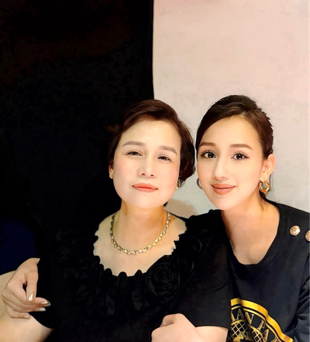 Diễn viên Lã Thanh Huyền đăng ảnh bên mẹ. Ảnh: FB Lã Thanh Huyền