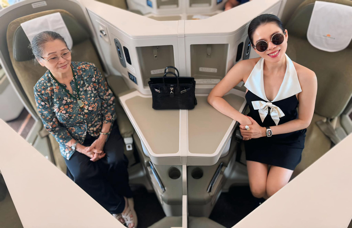 Lệ Quyên vui mừng khi thuyết phục được mẹ vào TP.HCM sống cùng con gái. Ảnh: FB Lệ Quyên