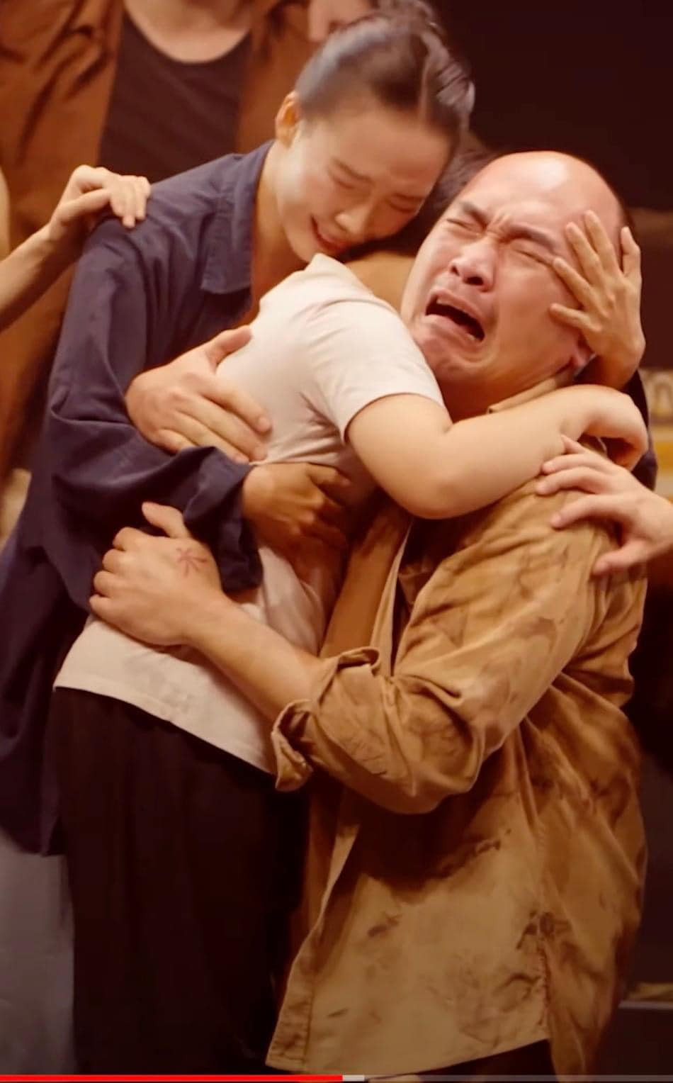 Hoa hậu làng hài Thu Trang liên tục dìm hàng chồng khi anh trổ tài trên sân khấu Anh trai vượt ngàn chông gai. "Kép già nhà tui nay ảnh hát xúc động quá!". Ảnh: FB Thu Trang