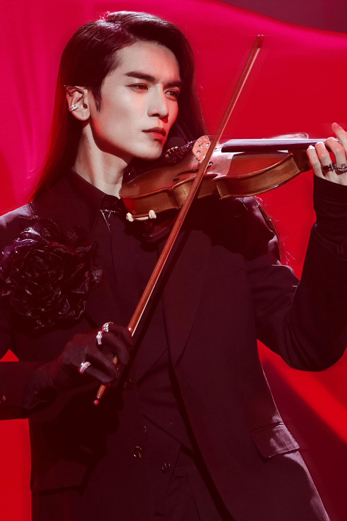 BB Trần khiến khán giả trầm trồ khi đăng tải hình ảnh với cây vĩ cầm. Ảnh: FB Trần Bảo Bảo