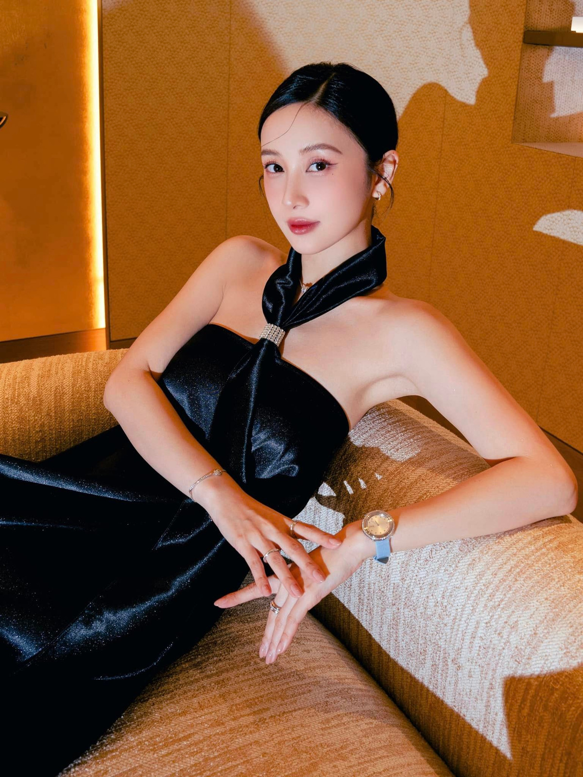 Có thể thấy, Jun Vũ đang dần thay đổi hình ảnh của mình theo hướng trưởng thành và quyến rũ hơn.