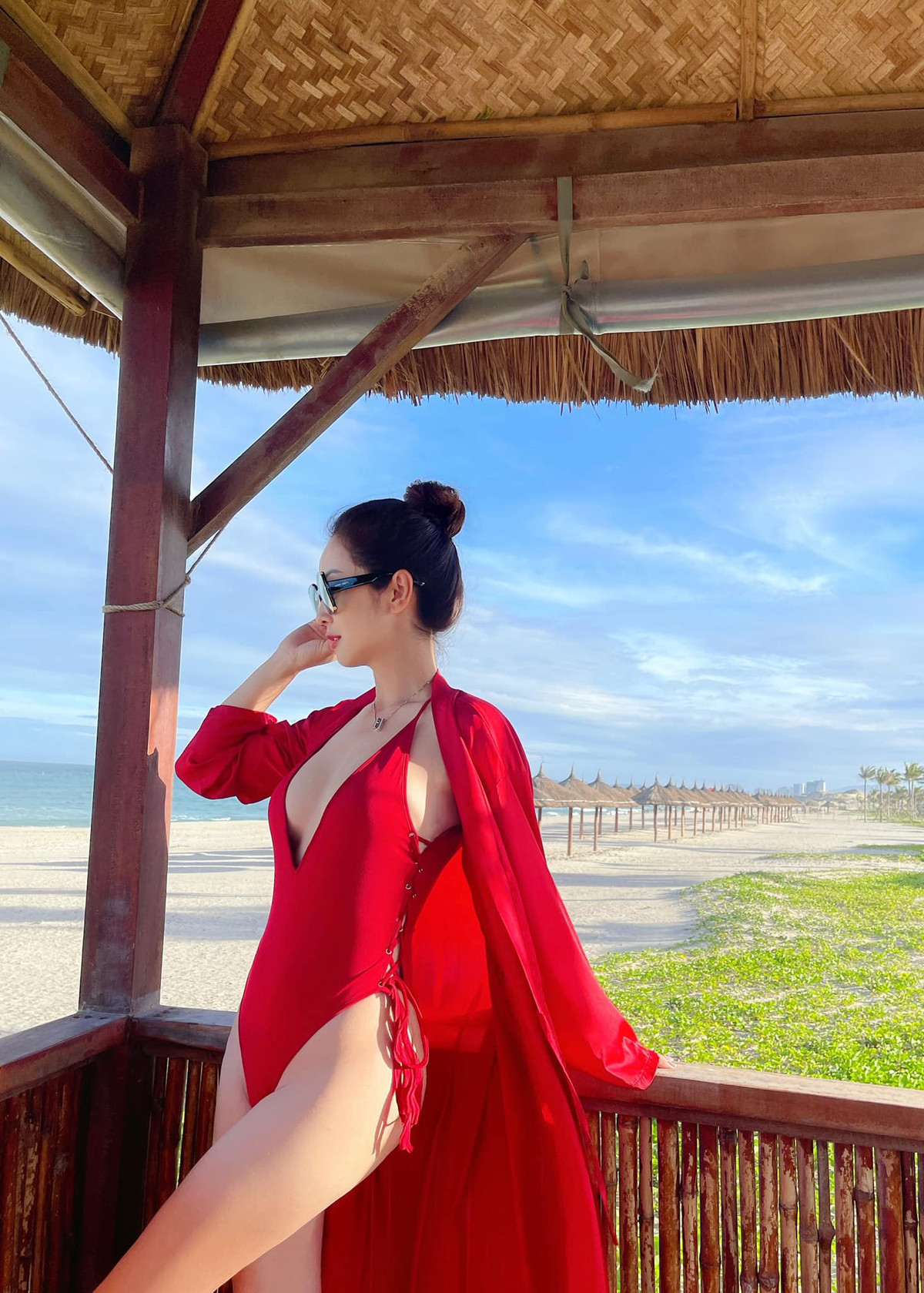 Cô phô trọn ba vòng nóng từng centimet mỗi khi diện bikini. Đặc biệt vòng bụng phẳng lì và vòng ba tròn trịa căng đét của cô đã gây mê mọi ánh nhìn. Ảnh: FBNV