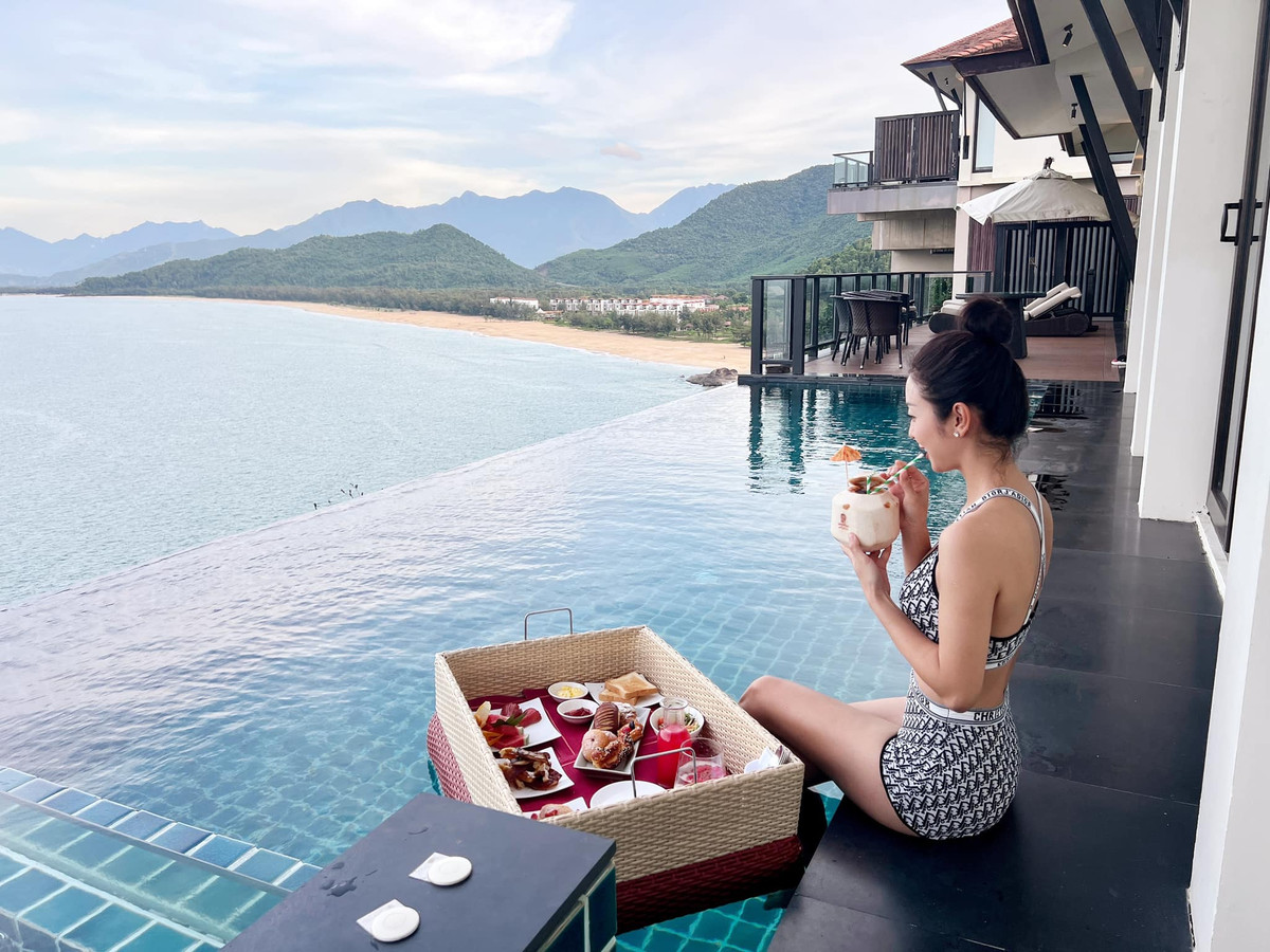 Nàng hậu còn có ý thức giữ gìn vóc dáng, điều đó cũng giúp cô dễ dàng chinh phục nhiều kiểu bikini khác nhau. Ảnh: FBNV