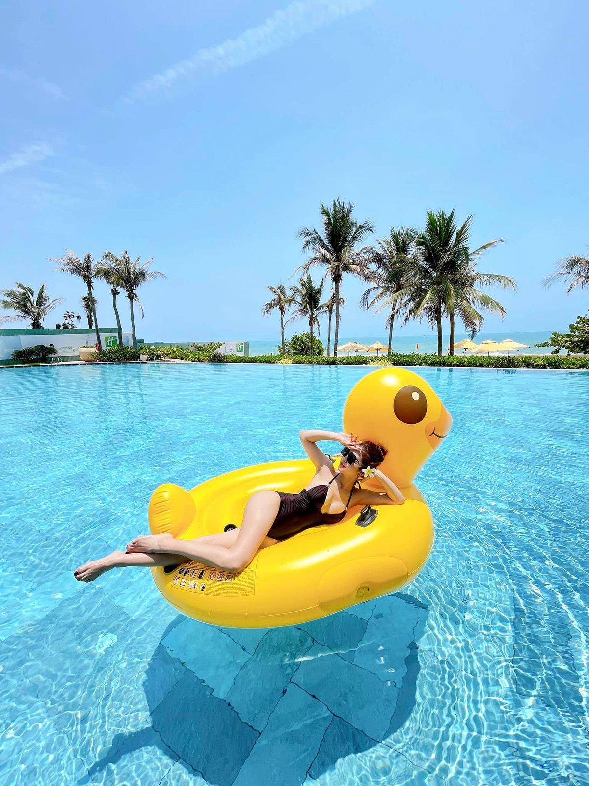 Diện bikini từ khoét sâu đến có phần kín đáo, Hoa hậu Jennifer Phạm tập trung khoe vòng hai không mỡ thừa của mình khiến nhiều chị em trầm trồ ngưỡng mộ. Ảnh: FBNV