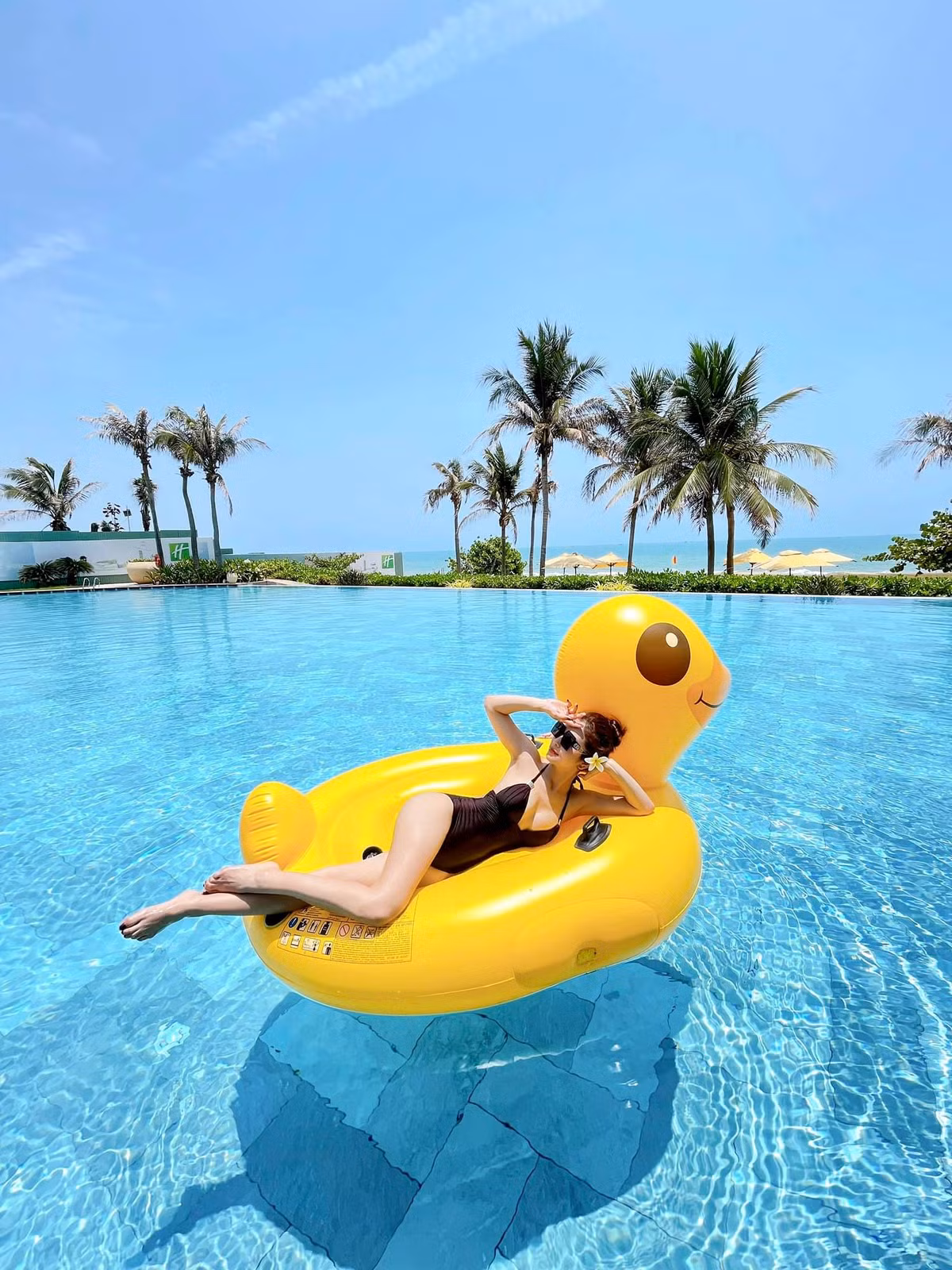 Diện bikini từ khoét sâu đến có phần kín đáo, Hoa hậu Jennifer Phạm tập trung khoe vòng hai không mỡ thừa của mình khiến nhiều chị em trầm trồ ngưỡng mộ. Ảnh: FBNV