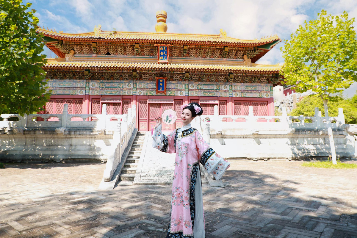 Midu tiếp tục tung bộ ảnh hoá thân nhân vật cổ trang, địa điểm cô check in là phim trường Hoành Điếm - nơi quay những bộ phim nổi tiếng như: Diên Hy Công Lược, Hậu Cung Như Ý Truyện,... Ảnh: FB Đặng Thị Mỹ Dung