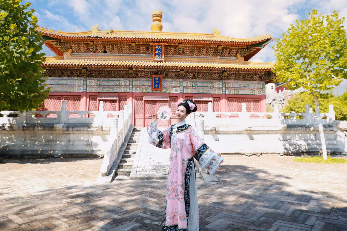 Midu tiếp tục tung bộ ảnh hoá thân nhân vật cổ trang, địa điểm cô check in là phim trường Hoành Điếm - nơi quay những bộ phim nổi tiếng như: Diên Hy Công Lược, Hậu Cung Như Ý Truyện,... Ảnh: FB Đặng Thị Mỹ Dung