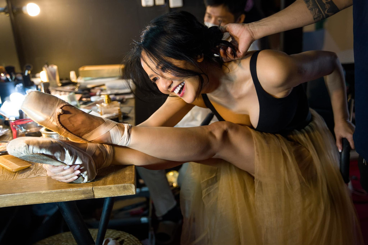 Chụp ảnh cùng đôi giày múa bale, diva Hồng Nhung tâm sự: "Mình yêu nhất điều gì thì hãy làm hôm nay (dù có giỏi hay không), vì hôm nay là ngày trẻ trung nhất trong quãng đời còn lại. Không bao giờ là muộn. Hạnh phúc cần được ưu tiên". Ảnh: FB Le Hong Nhung