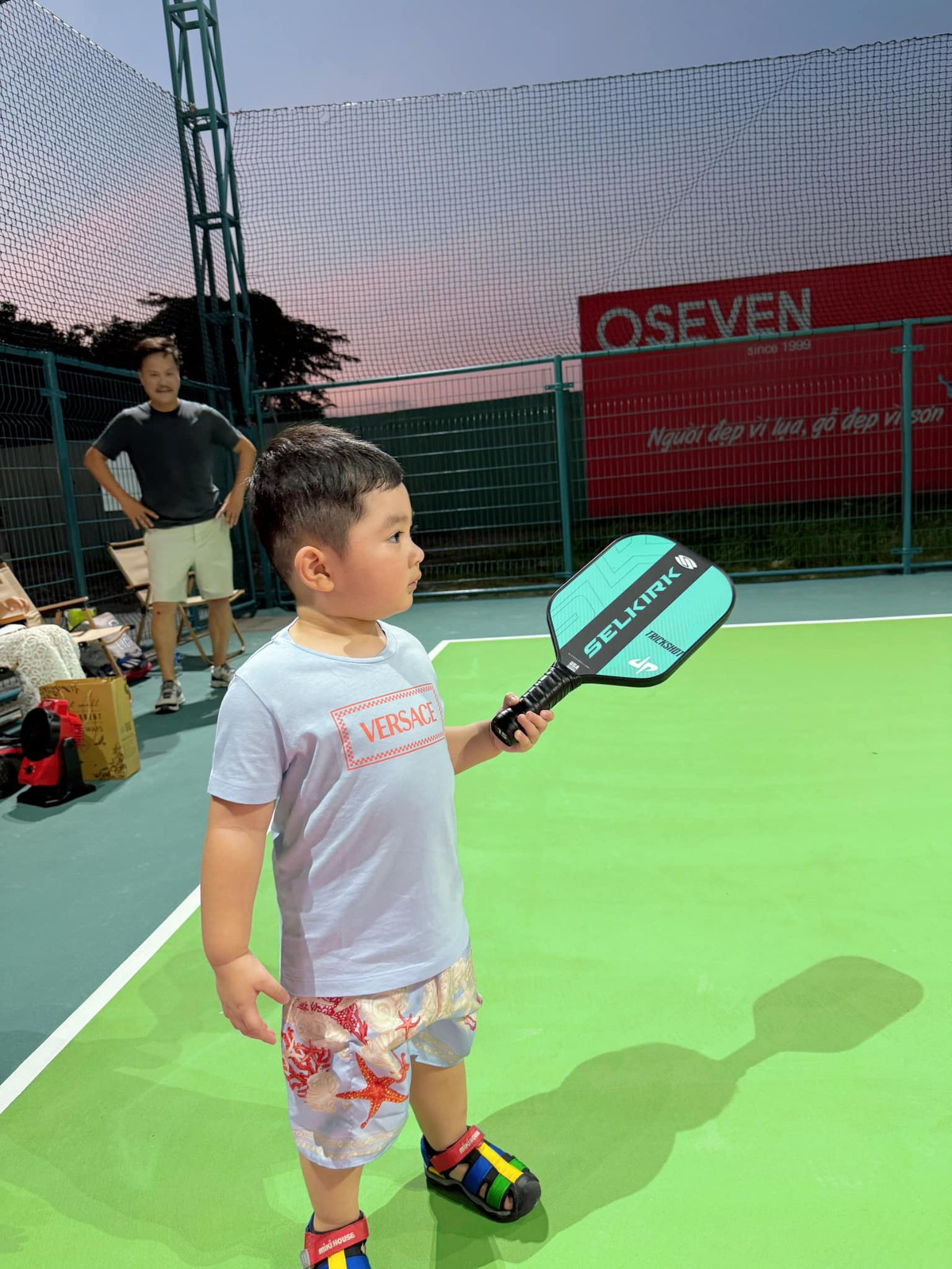 Con trai của Chi Bảo tập tành chơi thể thao. Ảnh: FB Lý Thuỳ Chang