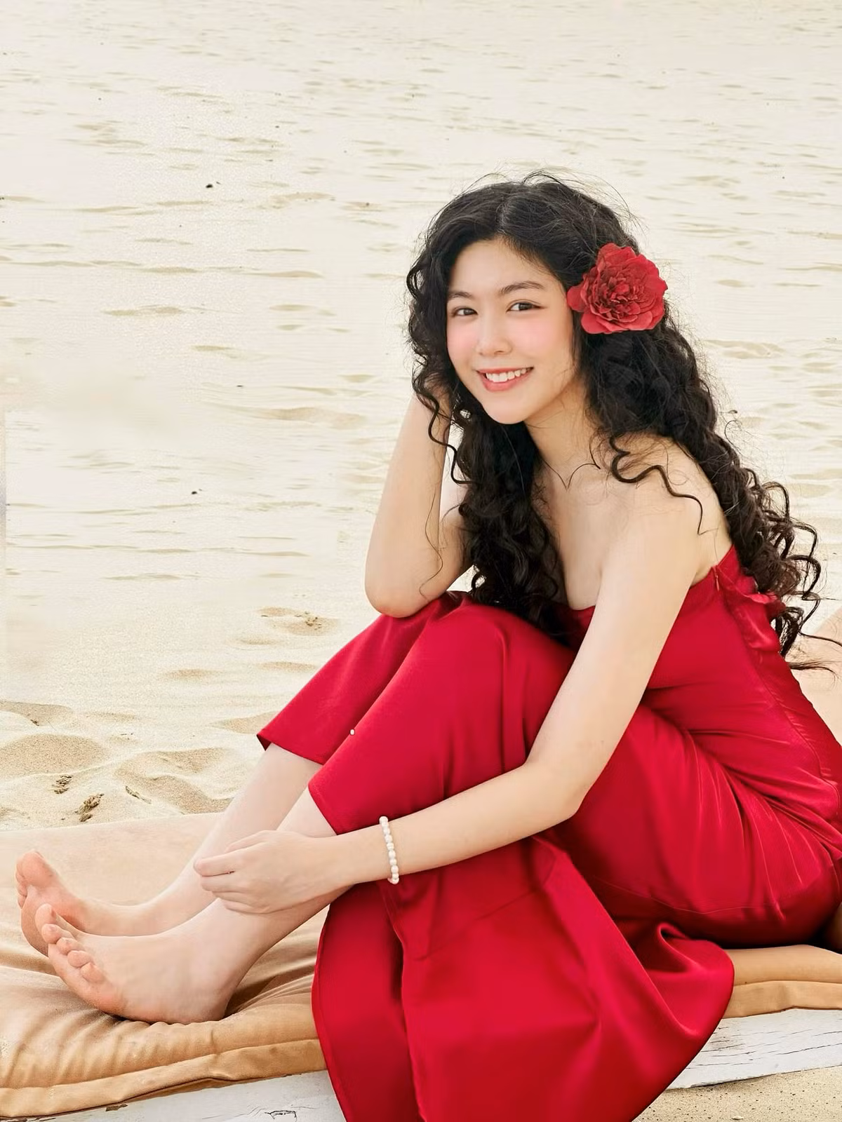 Con gái Quyền Linh - Lọ Lem diện váy đỏ gợi cảm, tạo dáng xinh đẹp khi về quê mẹ. Ảnh: FB Mai Thảo Linh