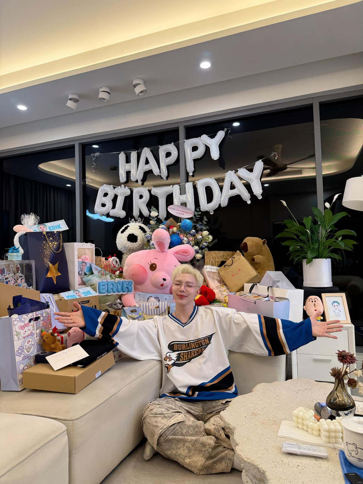 Erik hạnh phúc bên "núi quà" được fan tặng ngày sinh nhật. Ảnh: FB Lê Trung Thành