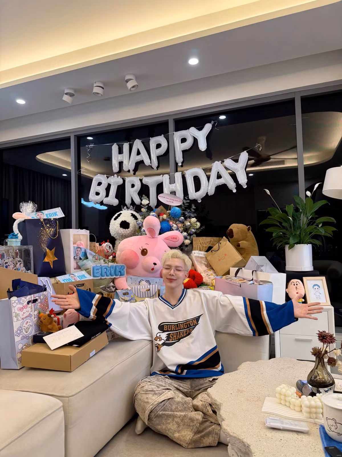 Erik hạnh phúc bên "núi quà" được fan tặng ngày sinh nhật. Ảnh: FB Lê Trung Thành