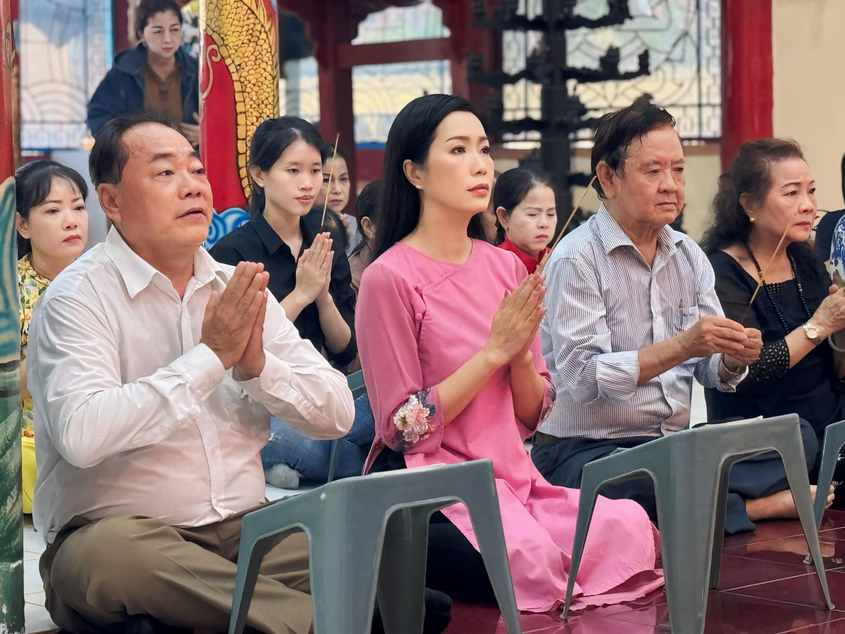 NSND Trịnh Kim Chi cùng các đồng nghiệp tổ chức đại lễ Vu Lan tại chùa Nghệ sĩ. Ảnh: FB Trịnh Kim Chi