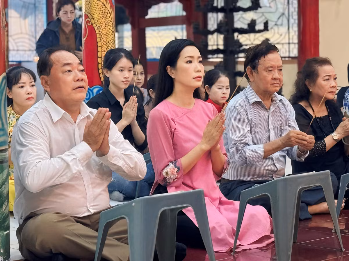 NSND Trịnh Kim Chi cùng các đồng nghiệp tổ chức đại lễ Vu Lan tại chùa Nghệ sĩ. Ảnh: FB Trịnh Kim Chi