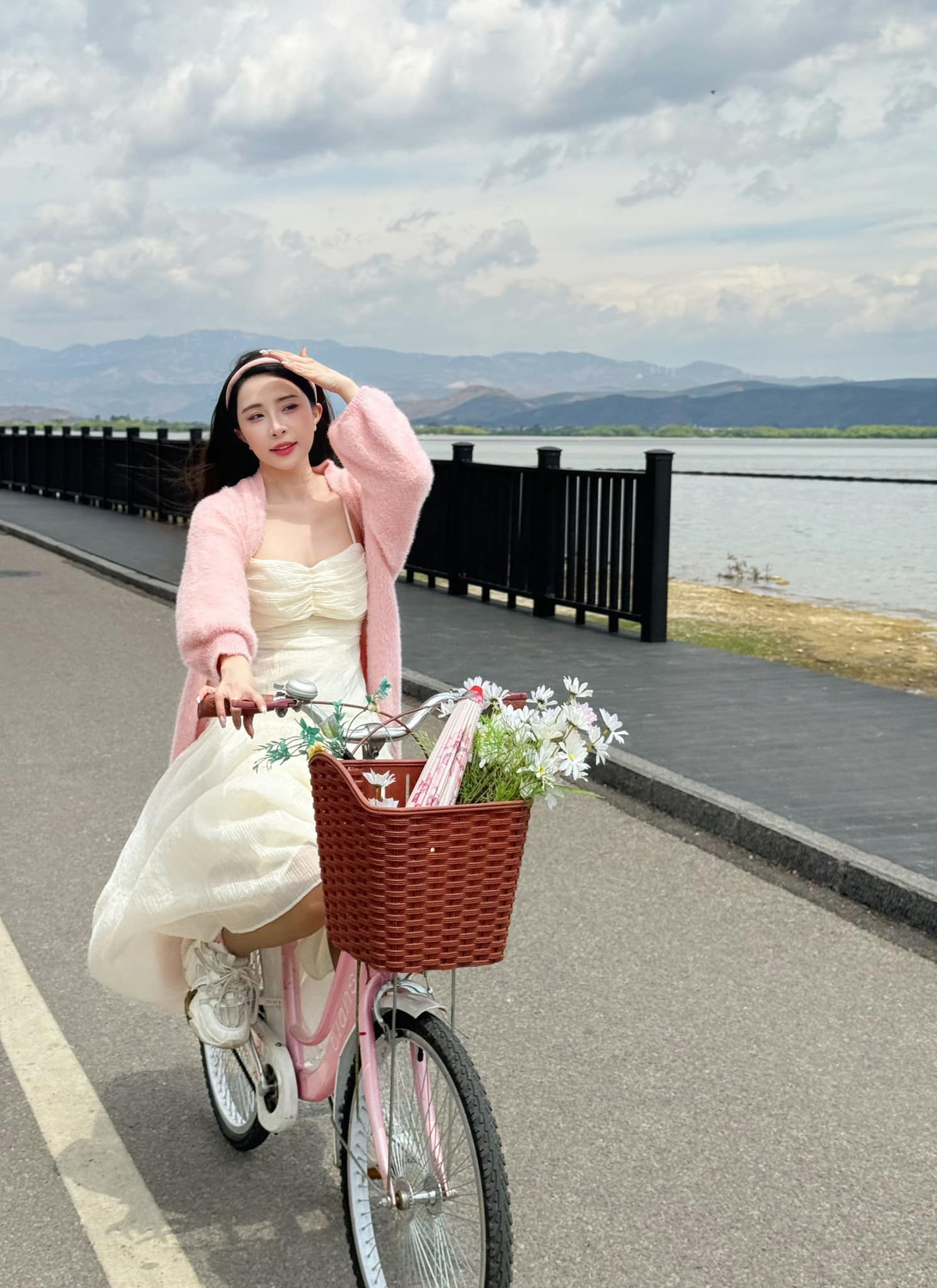 Quỳnh Nga thả thính, dung mạo tựa nàng thơ. "Tính em được cái nghe lời… Được thêm cái nữa… nghe rồi lại quên…". Ảnh: FB Phạm Quỳnh Nga