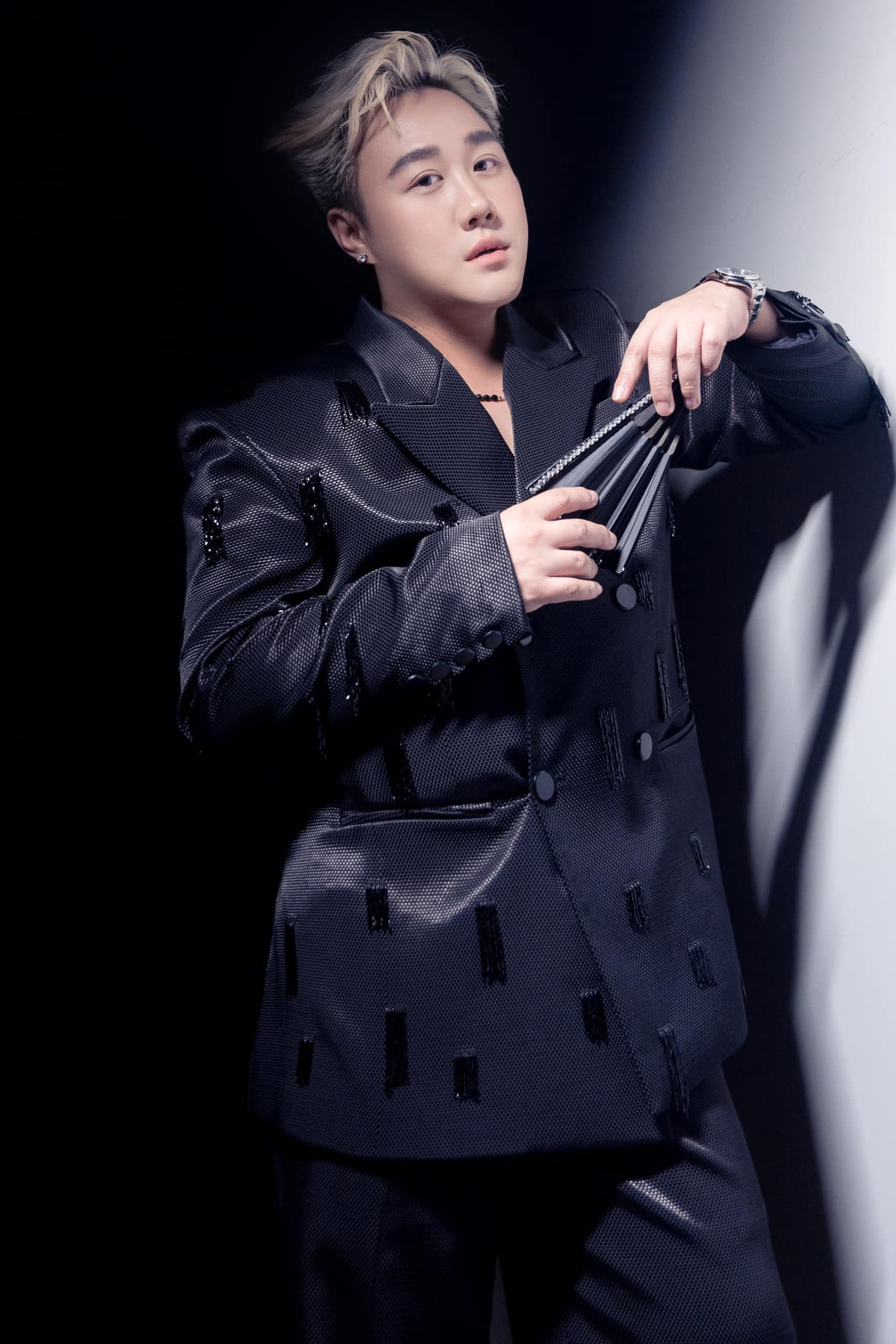 Trung Quân thực hiện bộ ảnh ở hậu trường. Ảnh: FB Trung Quân