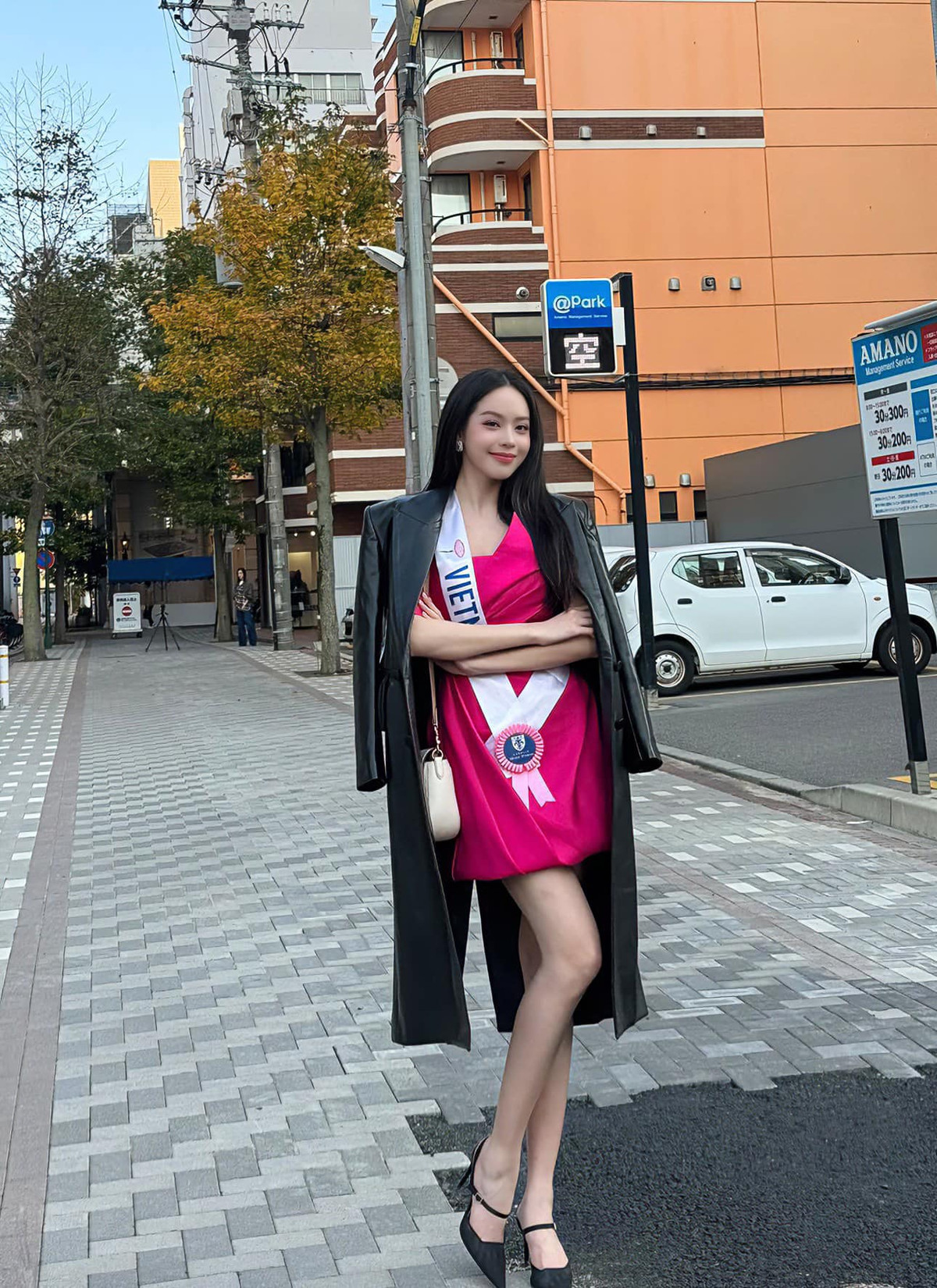 Hoa hậu Thanh Thuỷ diện váy hồng đậm gợi cảm, khoe đôi chân dài nuột nà. Ảnh: FB Huỳnh Thị Thanh Thủy