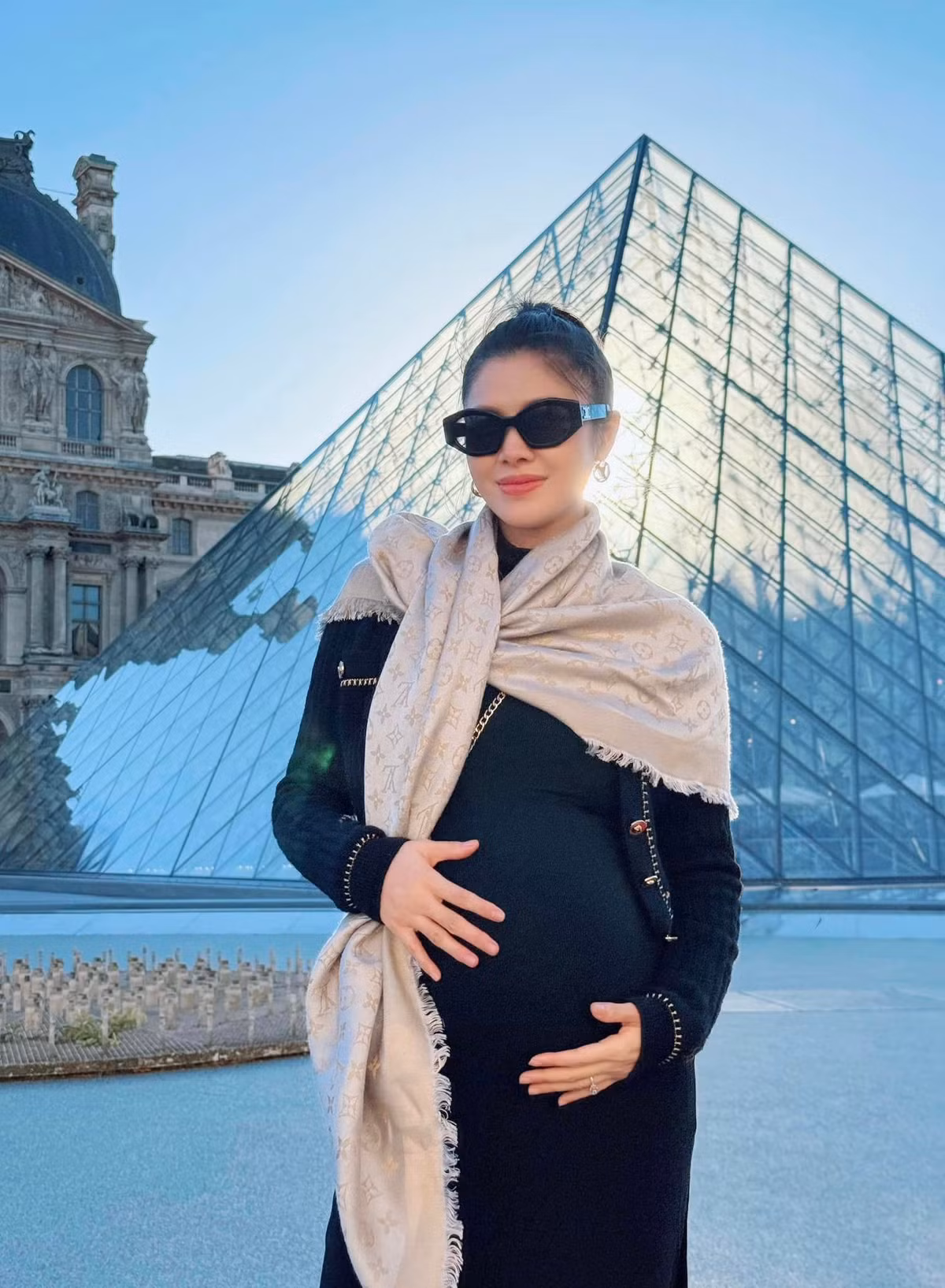 Thủy Anh - vợ ca sĩ Đăng Khôi chọn đầm dáng suông màu đen sang trọng và thoải mái trong chuyến đi Pháp mới đây. Ảnh: FB Dang Khoi Nguyen