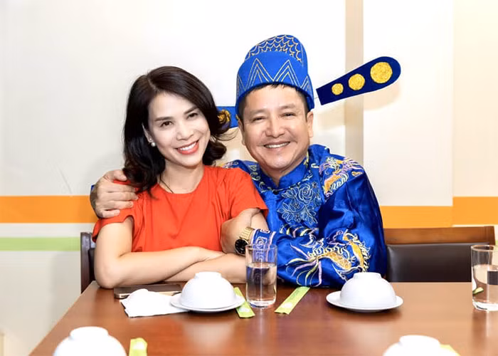 Chi Trung hanh phuc ben ban gai kem 18 tuoi