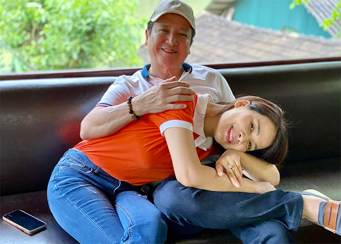 Cả hai dành cho nhau những hành động tình tứ khi ở bên nhau.