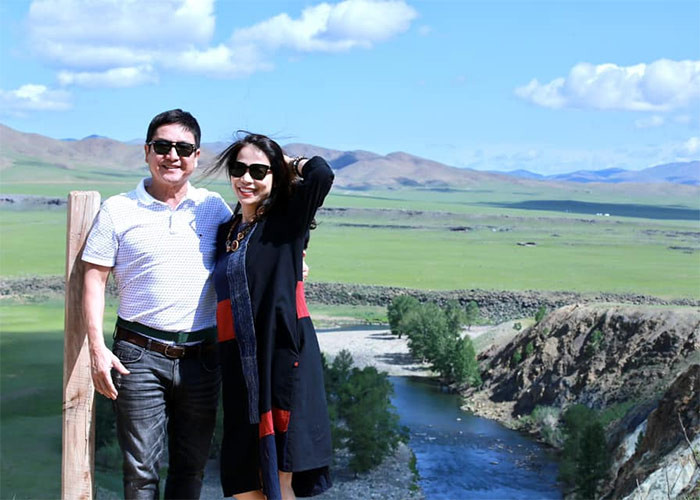 "Táo Giao thông" chia sẻ hàng ngày anh đều dành thời gian tập thể dục để body đẹp hơn, trưa và chiều anh về ăn cơm với bạn gái. "... Tôi cũng không còn thích nhậu nữa mà ăn theo chế độ của bạn gái vạch ra để tốt cho sức khỏe", Chí Trung tâm sự.