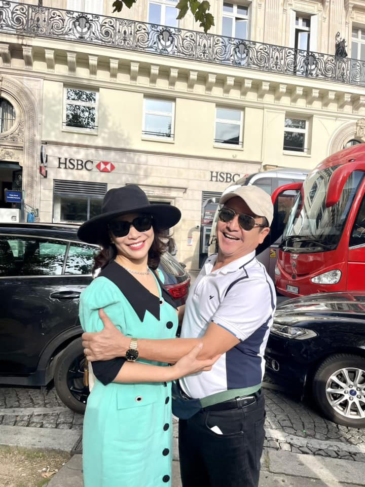 Bạn gái nghệ sĩ Chí Trung là doanh nhân Ý Lan sinh năm 1979, kém nghệ sĩ Chí Trung 18 tuổi, cũng từng đổ vỡ trong hôn nhân.