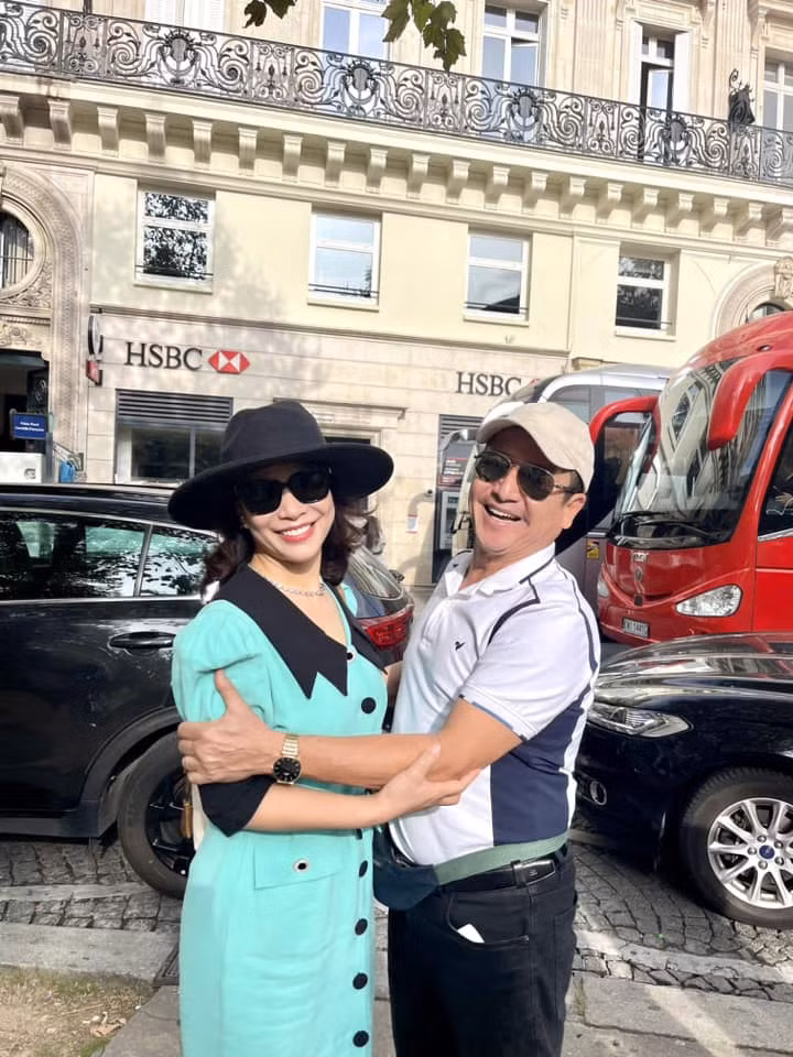 Bạn gái nghệ sĩ Chí Trung là doanh nhân Ý Lan sinh năm 1979, kém nghệ sĩ Chí Trung 18 tuổi, cũng từng đổ vỡ trong hôn nhân.