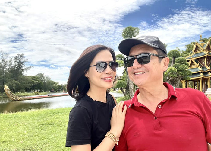 Chí Trung từng tâm sự, từ khi có bạn gái doanh nhân bên đời, cuộc sống của anh có nhiều thay đổi tích cực. Ý Lan luôn chăm chút cho anh từ quần áo, vóc dáng đến ăn uống hàng ngày.